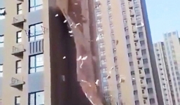 Cả mảng tường khổng lồ của tòa nhà bị gió cuốn bay xuống đường