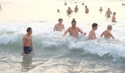 Lãnh đạo Đà Nẵng tắm biển cùng dân sáng sớm 1/5