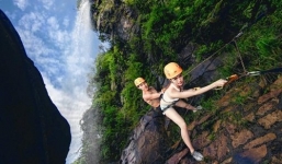 Màn cầu hôn nguy hiểm trên vách núi cheo leo gây tranh cãi