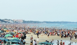 Bãi biển Vũng Tàu không rác, chật kín khách du lịch