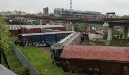 Tàu hàng Mỹ bị lật, rò rỉ hóa chất lỏng độc hại