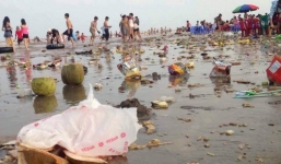 Ảnh bãi biển 'ngập' rác sau nghỉ lễ 30/4-1/5 khiến cộng đồng mạng bức xúc 