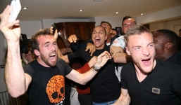 Cảm xúc thăng hoa của các cầu thủ Leicester City khi vô địch sớm