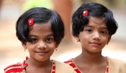 Lạ kỳ ngôi trường có 28 cặp song sinh cùng theo học