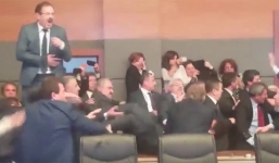 Video: Nghị sĩ Thổ Nhĩ Kỳ đấm nhau, ném chai lọ ngay giữa nghị trường