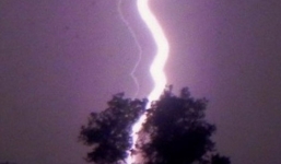 Sét đánh hai người chết, hai bị thương 