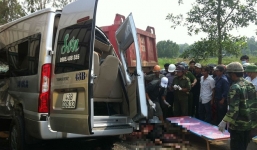 Xe khách mắc kẹt giữa 2 xe tải sau va chạm, 4 người chết, 7 bị thương