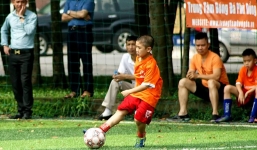 Video: Cậu bé 9 tuổi tâng bóng bằng 2 chân như Công Phượng