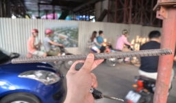 Thanh sắt ở công trình đường sắt trên cao rơi trúng người đi đường