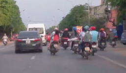 Chị gái chạy xe đèo trẻ em còn lạng lách giữa đường, bị dân mạng lên án