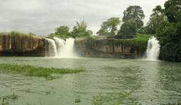 3 người rơi xuống thác khi đang chụp hình