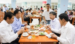 Bữa trưa đặc biệt của Chủ tịch TP Đà Nẵng và cán bộ công chức