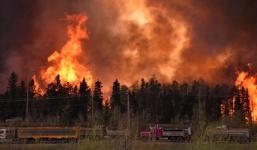 Cháy rừng vây trọn một thành phố Canada, 80.000 dân di dời