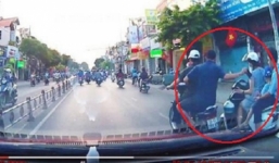 Video: Cướp táo tợn giật ví của người phụ nữ đi đường