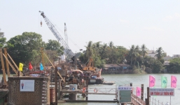 Khu vực cầu Ghềnh lại xảy ra va chạm sà lan 