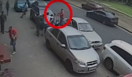 Video: Nhà báo ghi hình tai nạn bị kẻ lạ mặt dùng súng tấn công