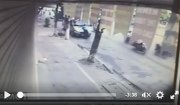 Thanh tra giao thông 'đánh đu' cần gạt nước xe khách vi phạm