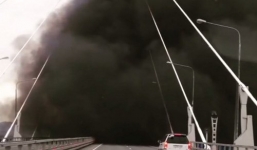 Cận cảnh tàu chiến Nga phun khói đen mù mịt trên cầu