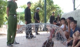 Video: Theo chân công an đột kích 'thủ phủ đá gà', thu giữ hàng tỷ đồng trên chiếu bạc