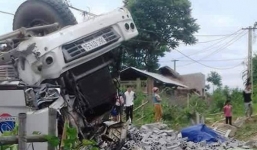 Xe tải lật ngửa, 3 người chết, 7 người bị thương