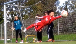 Video: Thủ môn nhí 8 tuổi cản phá xuất thần như Neuer