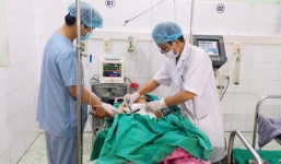 Cứu sống bệnh nhân bị hơn 20 viên đạn súng hơi găm vào ngực