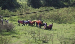 Huế: Khinh khí cầu do 2 phi công Anh điều khiển mắc kẹt ở bãi lau sậy