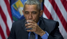 Obama uống nước vùng nhiễm chì để trấn an dư luận