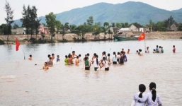 4 nữ sinh lớp 7 tử vong khi tắm biển