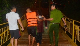 4 cảnh sát cứu cô gái uống rượu rồi nhảy cầu tự tử