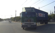 Video: 'Hung thần xa lộ' container đấu đầu ôtô