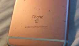 Người dùng iPhone bức xúc khi iPhone 6s dễ trầy xước dù không va đập