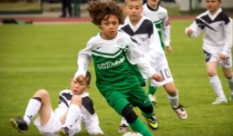 Video: 'Ronaldinho nhí' khiến cộng đồng mạng phát sốt