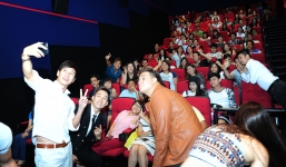 Fan chen chúc đi xem phim Lật Mặt 2 của Lý Hải