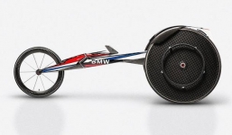 Hãng xe BMW chế tạo xe lăn đua cho người khuyết tật