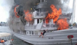 Tàu du lịch bốc cháy ở Tuần Châu: Dừng hoạt động các tàu thuộc công ty có tàu cháy