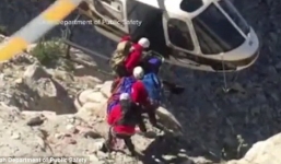 Video: Trực thăng vướng dây thừng, suýt lao vào núi khiến 7 người chết