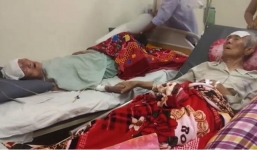 Rơi lệ với đôi vợ chồng hơn 90 tuổi nắm chặt tay nhau trên giường bệnh 