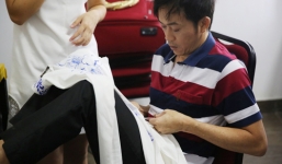 Hoài Linh ngồi khâu áo cho thí sinh trong hậu trường