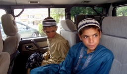 Pakistan: Cuộc sống của 3 anh em 'ngày sống đêm chết'