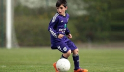 Video: Cậu bé 8 tuổi ở Mỹ khiến làng túc cầu phát sốt