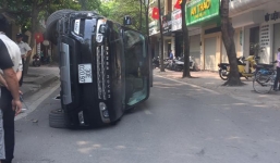 Video: Siêu xe Range Rover đâm cột điện, lật nghiêng giữa phố