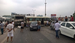 5 xe ô tô đâm liên hoàn, cầu Thanh Trì “tê liệt” trong nhiều giờ