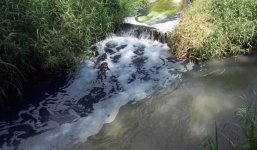 Cận cảnh xả thải của nhà máy nhuộm nghi gây ô nhiễm hồ chứa Đá Đen