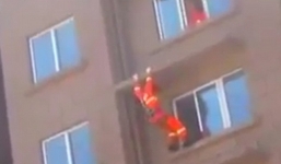 Video lính cứu hỏa đu người đạp cô gái tự tử văng ngược vào phòng