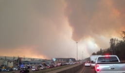 Video: Thành phố bị lửa vây, người dân xếp hàng dài sơ tán