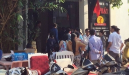 Vợ đau đớn phát hiện chồng và con chết trong tư thế treo cổ