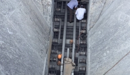  Sửa băng chuyền nghiền đá, một công nhân bị máy cuốn vào gầm tử vong