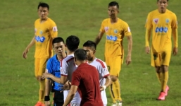  Những sai lầm kỳ lạ của trọng tài ở vòng 9 V-League 2016