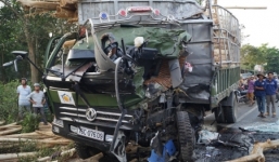 Hiện trường vụ tai nạn giao thông, xe khách đối đầu xe tải ở Quảng Ngãi